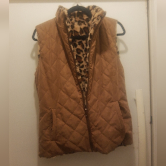 Lily reversible faux fur leopard print full zip vest - Picture 8 of 8
